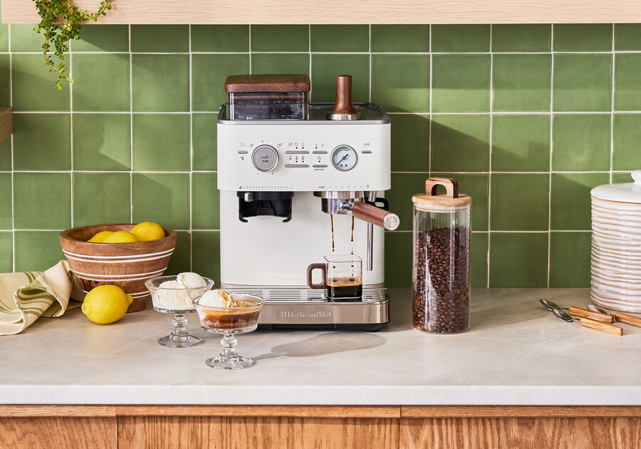 halbautomatische espressomaschine mit kegelmahlwerk und espresso-zubehörset aus walnussholz